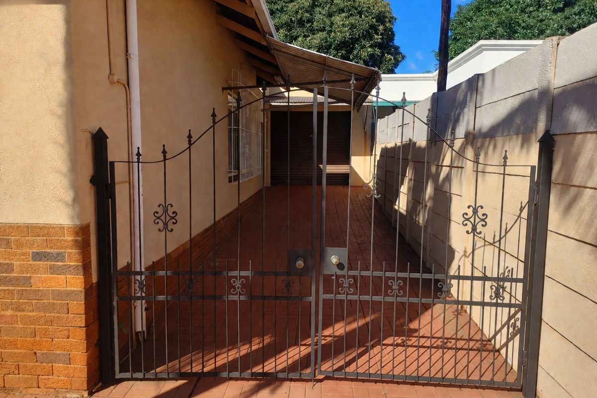 Spacious, Immaculately Maintained Family Home with Flatlet & Business Rights - Photo 4