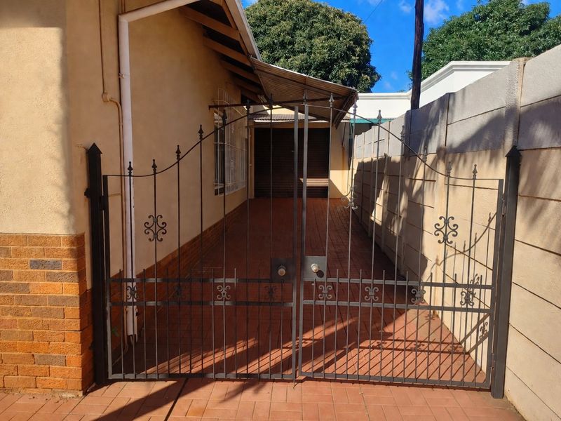 Spacious, Immaculately Maintained Family Home with Flatlet & Business Rights - Photo 4