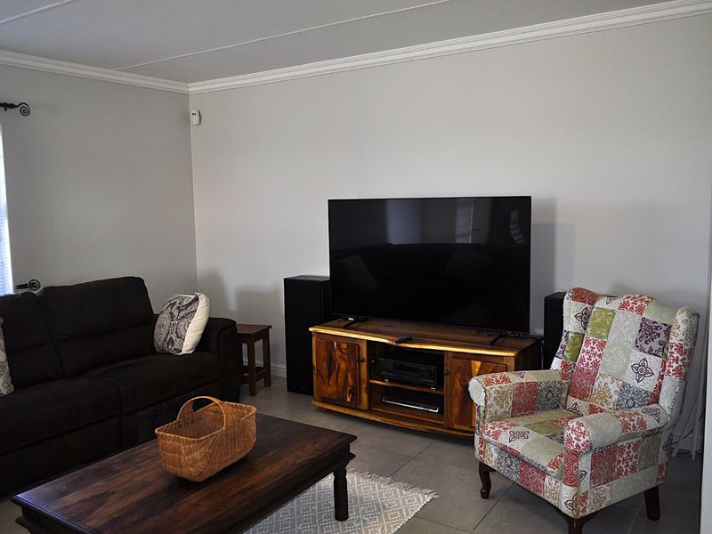Secure, Effortless Living Meets Off-Grid Freedom in Relaxed Jeffreys Bay - Photo 3