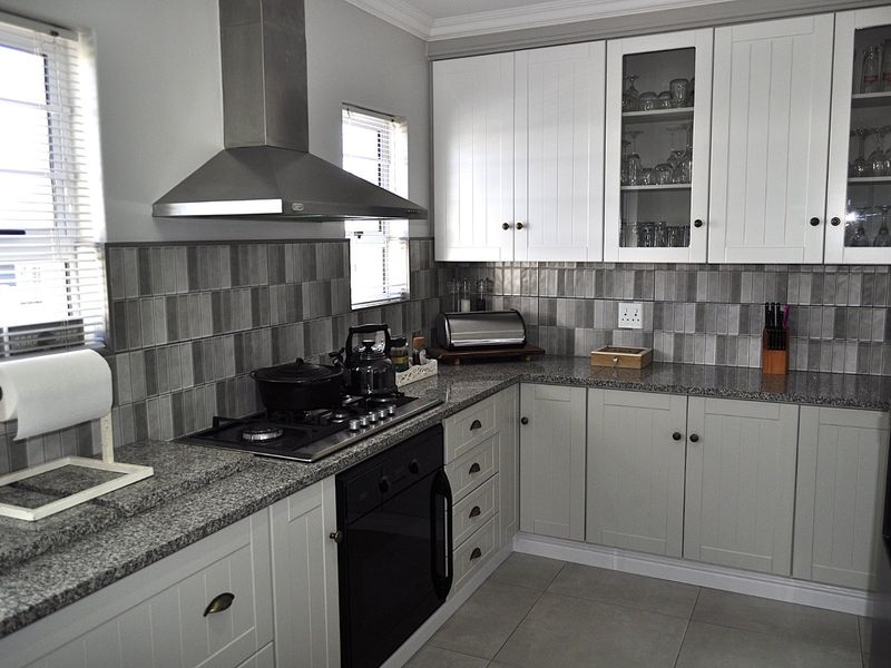 Secure, Effortless Living Meets Off-Grid Freedom in Relaxed Jeffreys Bay - Photo 7