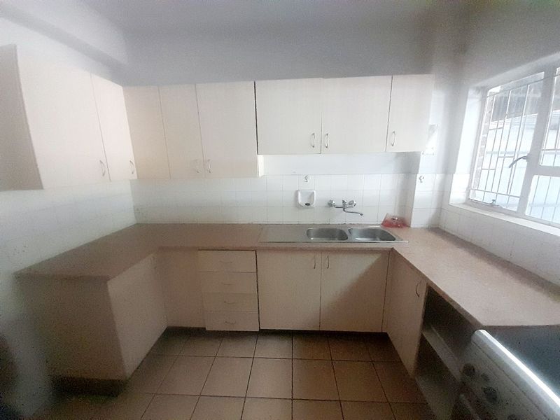 Charming Duplex in Secure Complex – Perfect for Investors or First-Time Buyers/  MAKE A REASONABLE OFFER - Photo 3