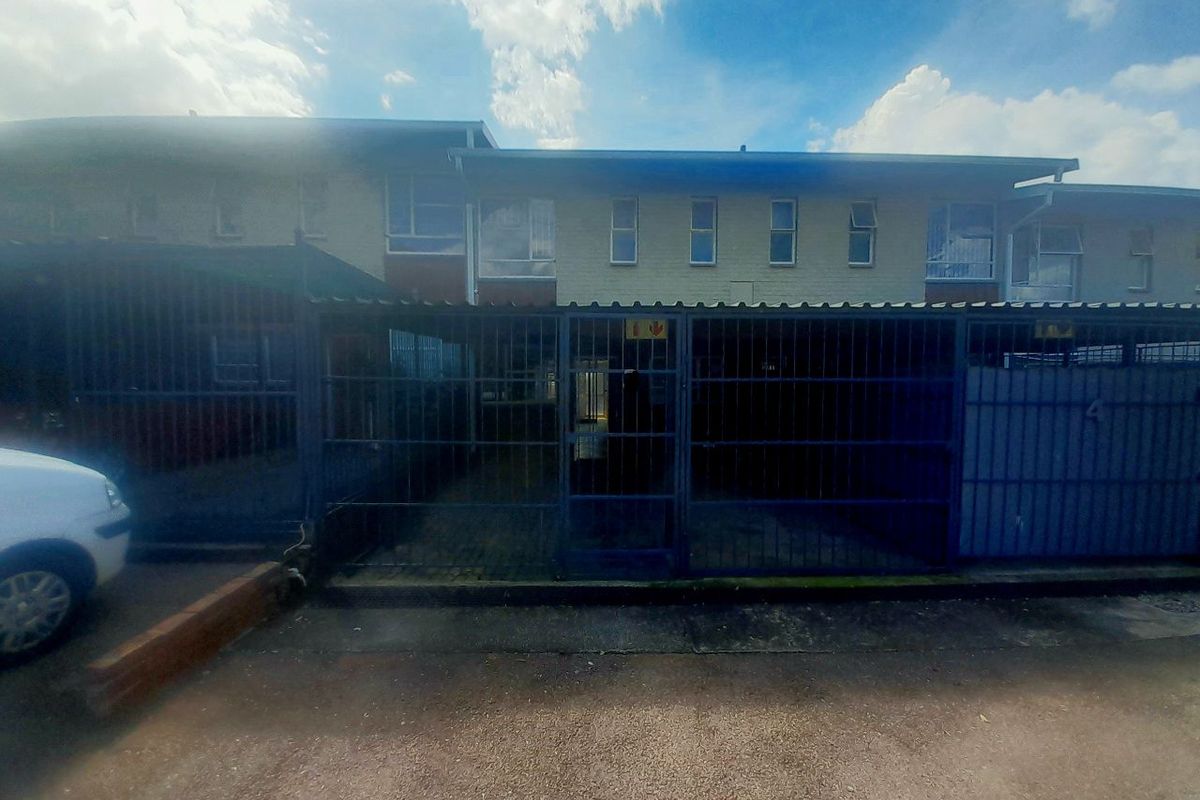Charming Duplex in Secure Complex – Perfect for Investors or First-Time Buyers/  MAKE A REASONABLE OFFER - Photo 2