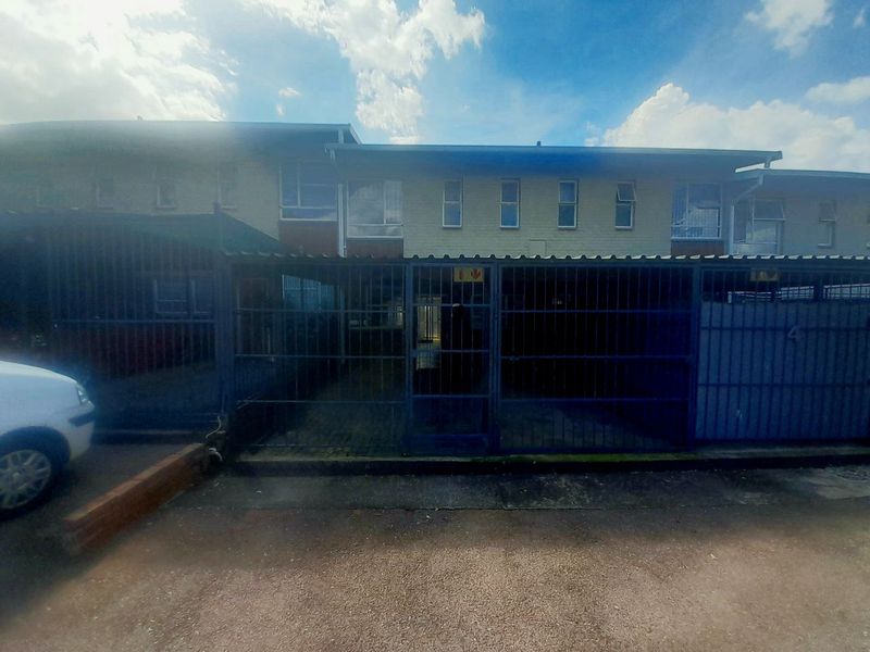 Charming Duplex in Secure Complex – Perfect for Investors or First-Time Buyers/  MAKE A REASONABLE OFFER - Photo 2