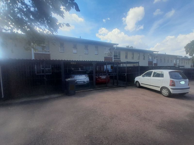 Charming Duplex in Secure Complex – Perfect for Investors or First-Time Buyers/  MAKE A REASONABLE OFFER - Photo 1