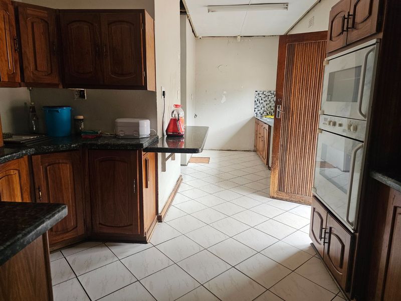 A Wonderful Opportunity For  Doer Up, Prime Lication, Family Entertainment Home - Photo 9