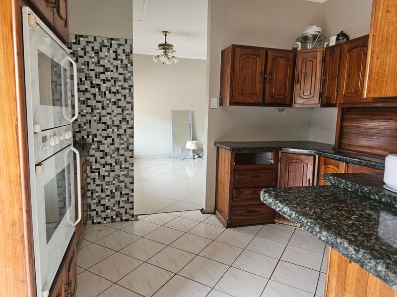 A Wonderful Opportunity For  Doer Up, Prime Lication, Family Entertainment Home - Photo 8