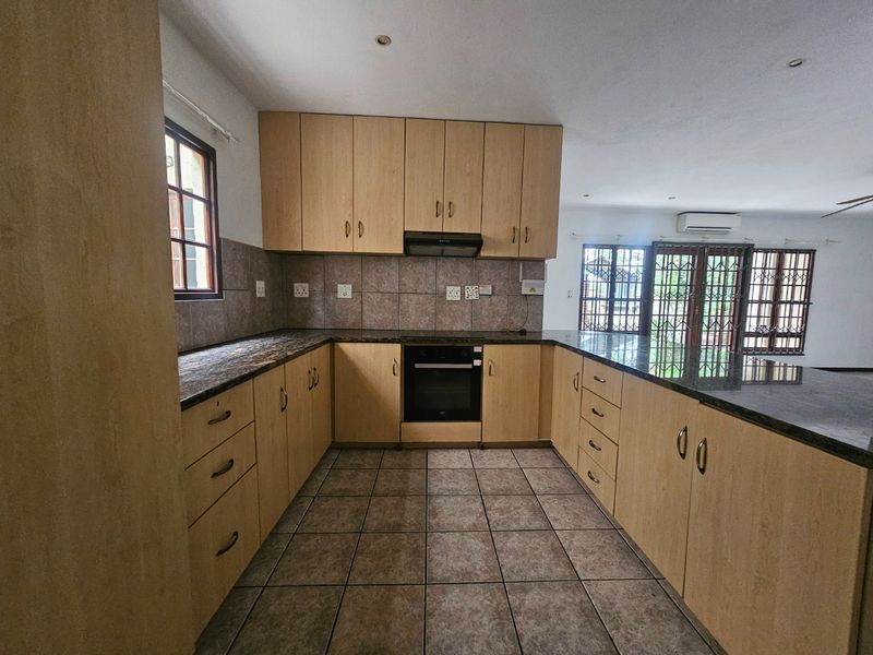 Prime Location, Family Home, Safe Complex, Lock Up and Go - Photo 3