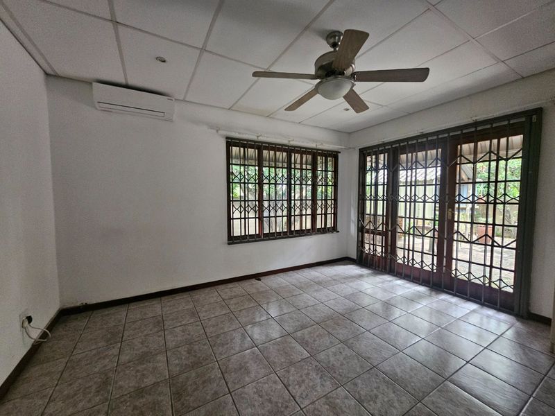 Prime Location, Family Home, Safe Complex, Lock Up and Go - Photo 10