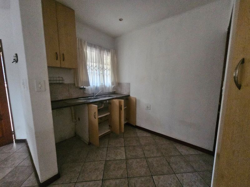 Prime Location, Family Home, Safe Complex, Lock Up and Go - Photo 9