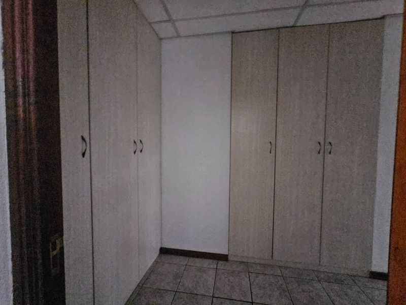 Prime Location, Family Home, Safe Complex, Lock Up and Go - Photo 8