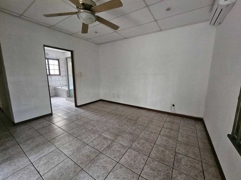 Prime Location, Family Home, Safe Complex, Lock Up and Go - Photo 7