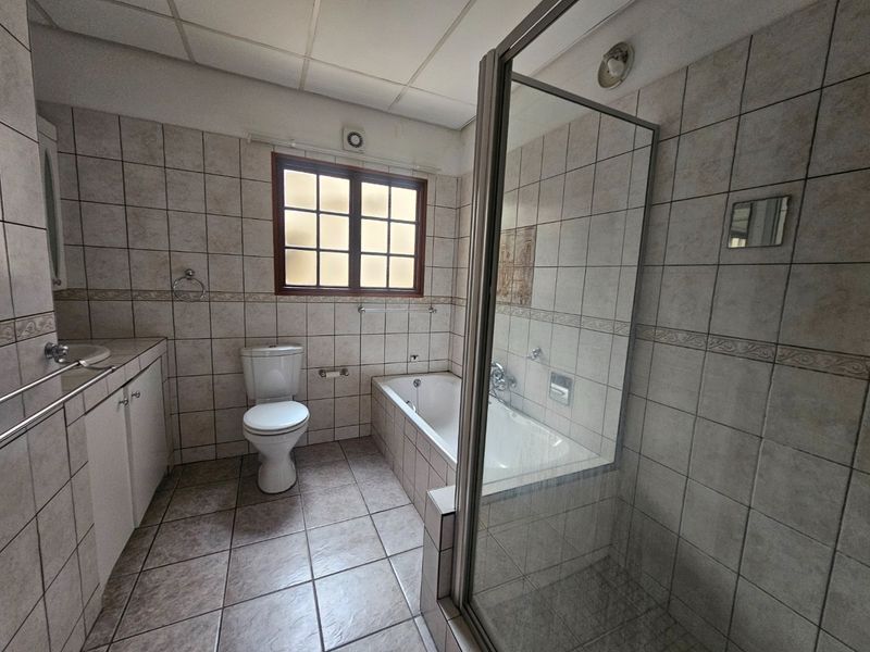 Prime Location, Family Home, Safe Complex, Lock Up and Go - Photo 6