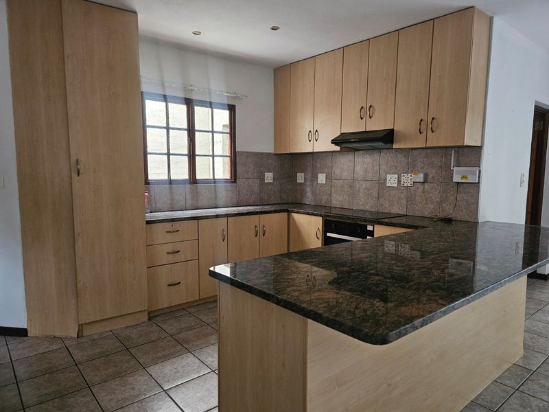 Prime Location, Family Home, Safe Complex, Lock Up and Go - Photo 2
