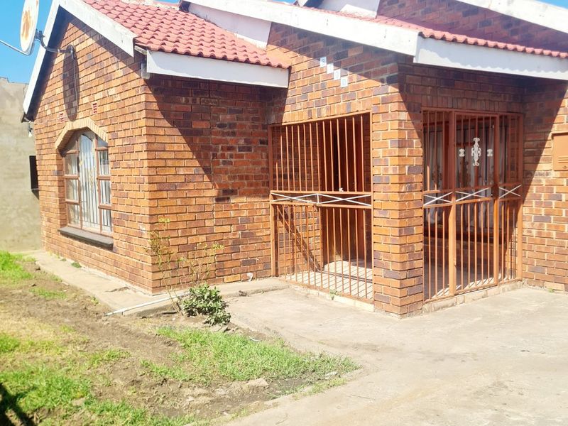 Charming 3 Bedroom Home in Sharpeville for Rent - Photo 2