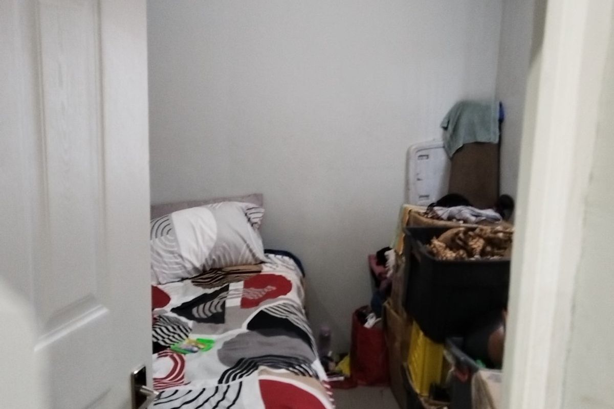 A compact bedroom space featuring a single bed and basic finishes, suitable for a small guest room or study.