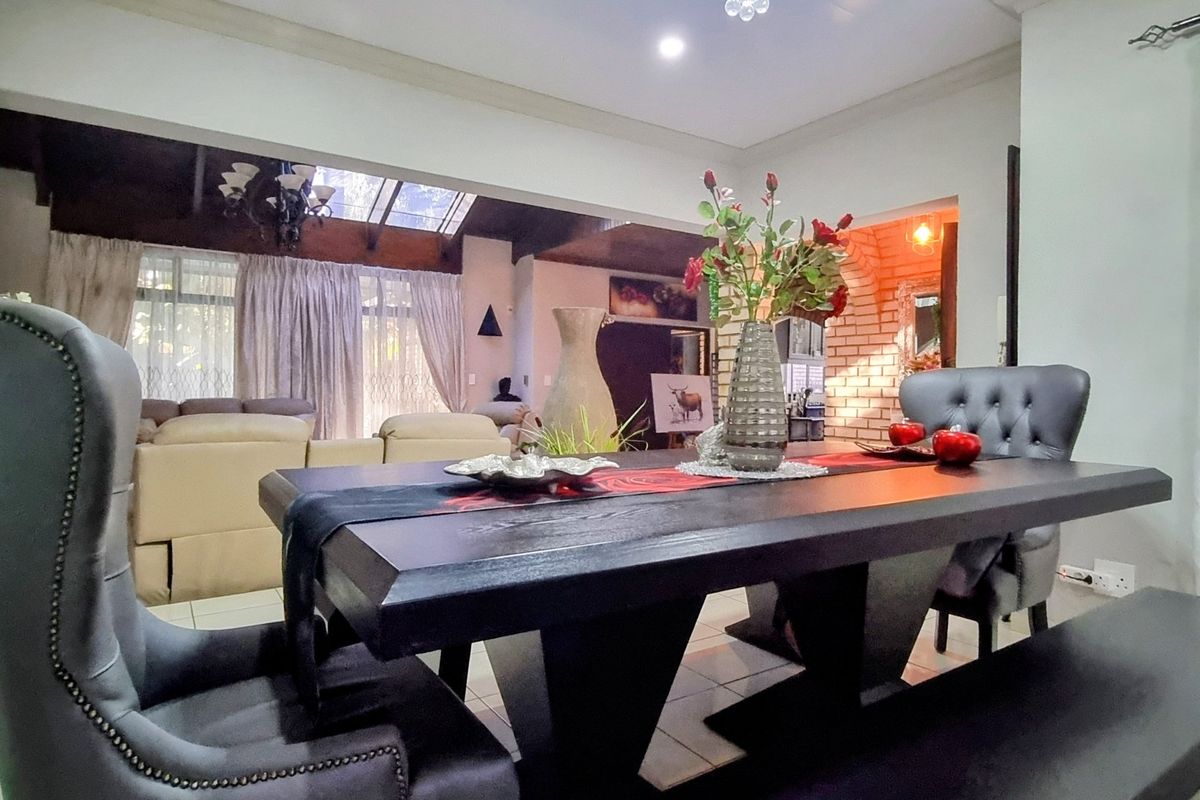 Elegant Residence with Pool and Entertainer’s Spaces - Photo 5