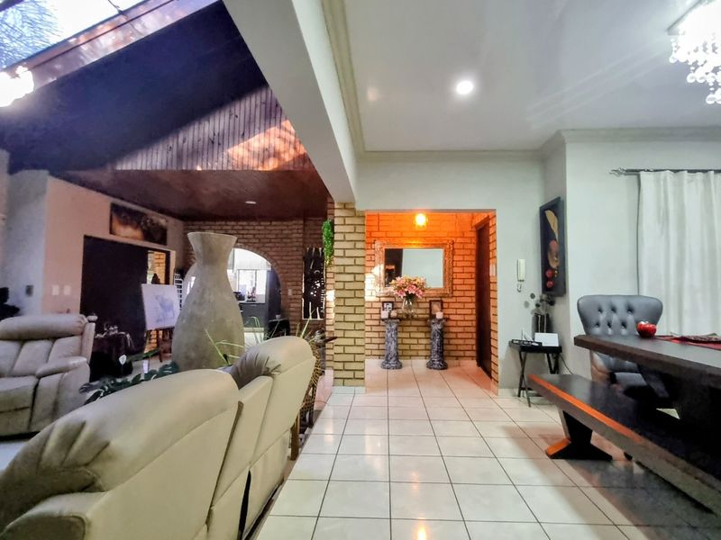 Elegant Residence with Pool and Entertainer’s Spaces - Photo 6