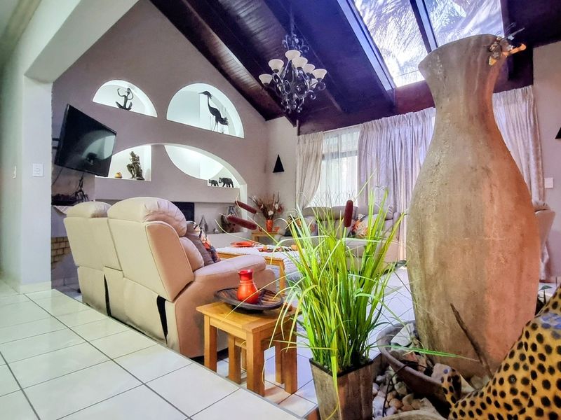 Elegant Residence with Pool and Entertainer’s Spaces - Photo 3