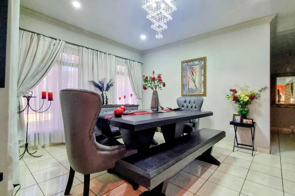 Elegant Residence with Pool and Entertainer’s Spaces - Photo 4