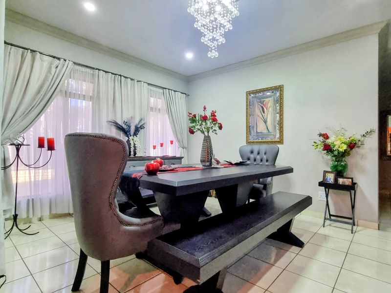 Elegant Residence with Pool and Entertainer’s Spaces - Photo 4