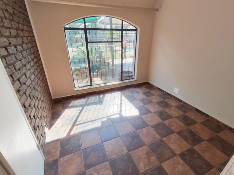 Serene Village Living  in Sought-After Henley on Klip - Photo 9