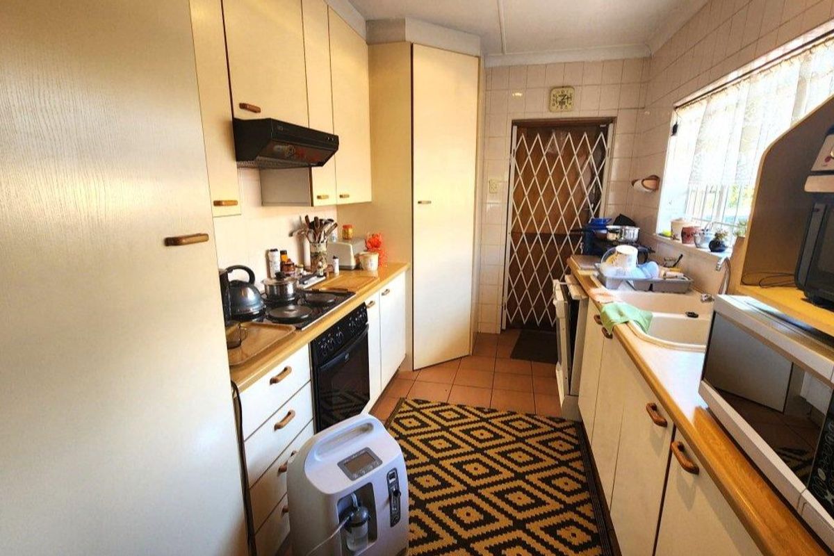 3 Bedroom, 2 Bathroom Home with Granny Flat  - Photo 4