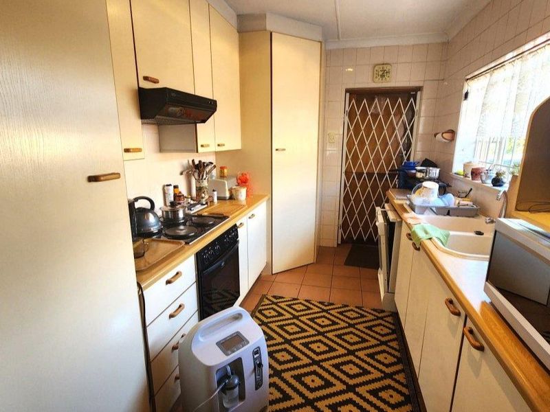 3 Bedroom, 2 Bathroom Home with Granny Flat  - Photo 4