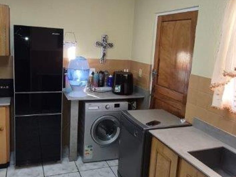 Modern, Move-In Ready Townhouse - Photo 6