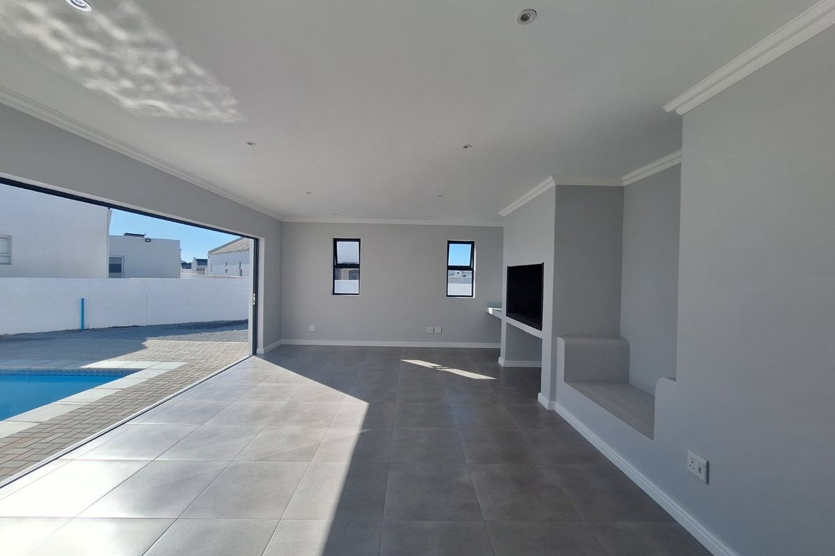 3 Bedroom, 2 Bathroom House for Sale in Shelley Point - St Helena Bay - Photo 2