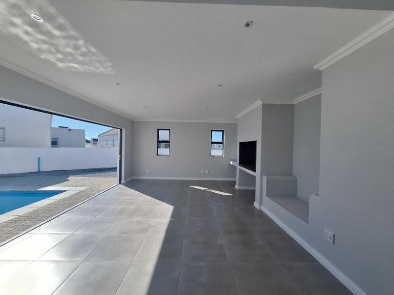 3 Bedroom, 2 Bathroom House for Sale in Shelley Point - St Helena Bay - Photo 2
