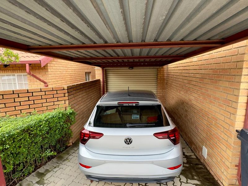 2 Bedroom 1 Bathroom Townhouse - Photo 2