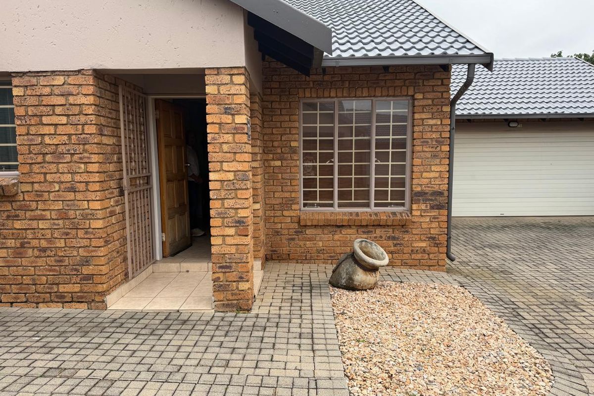 2 Bedroom 2 Bathroom Townhouse Rooihuiskraal North - Photo 3
