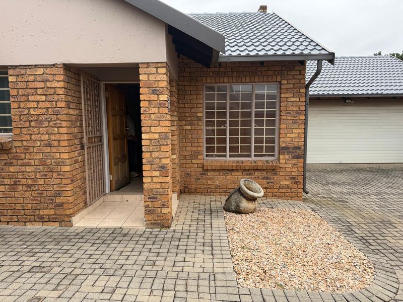 2 Bedroom 2 Bathroom Townhouse Rooihuiskraal North - Photo 3