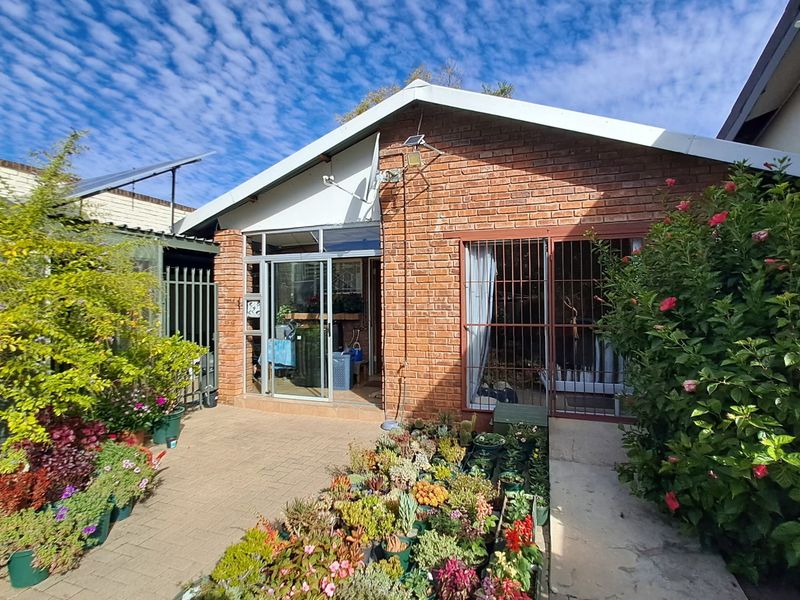 Duet in popular suburb, Bloemfontein - Photo 1