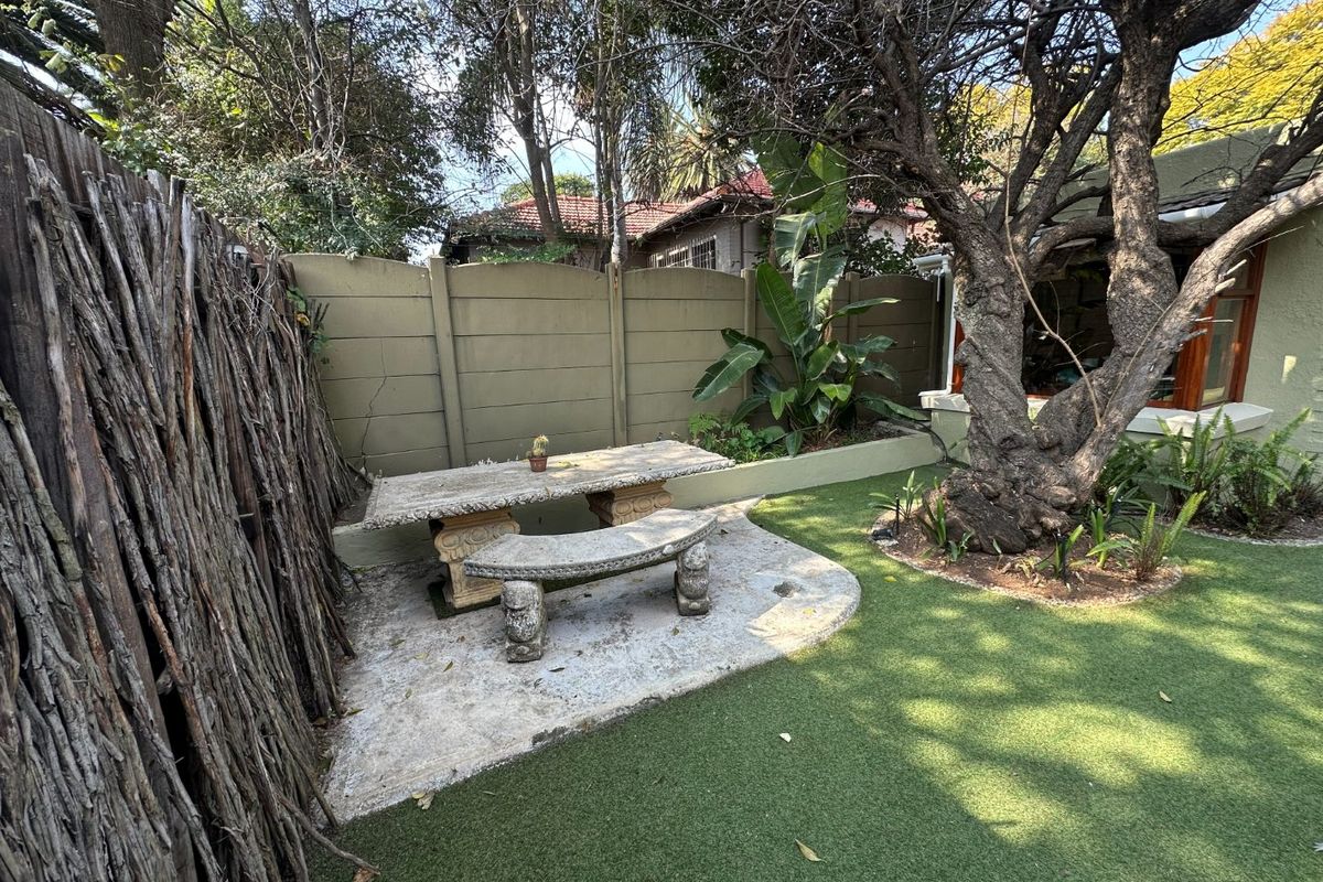 Stunning, Cosy, Eclectic Very Spacious Fully Furnished Beautiful Garden Views Cottage Water and Wi-fi Included=Prepaid Electricity-Cat Pet Friendly - Photo 5