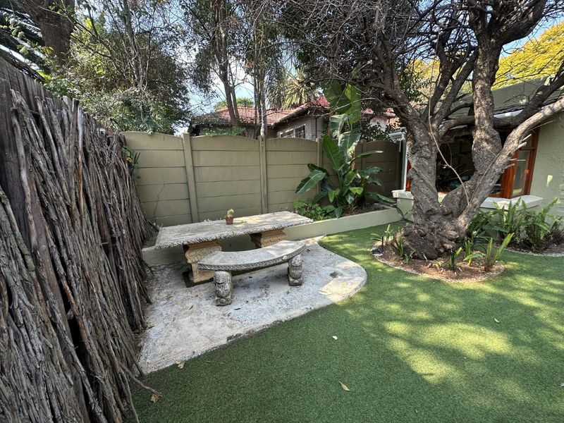 Stunning, Cosy, Eclectic Very Spacious Fully Furnished Beautiful Garden Views Cottage Water and Wi-fi Included=Prepaid Electricity-Cat Pet Friendly - Photo 5