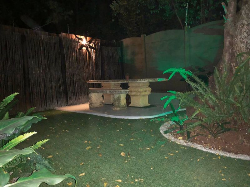 Stunning, Cosy, Eclectic Very Spacious Fully Furnished Beautiful Garden Views Cottage Water and Wi-fi Included=Prepaid Electricity-Cat Pet Friendly - Photo 4