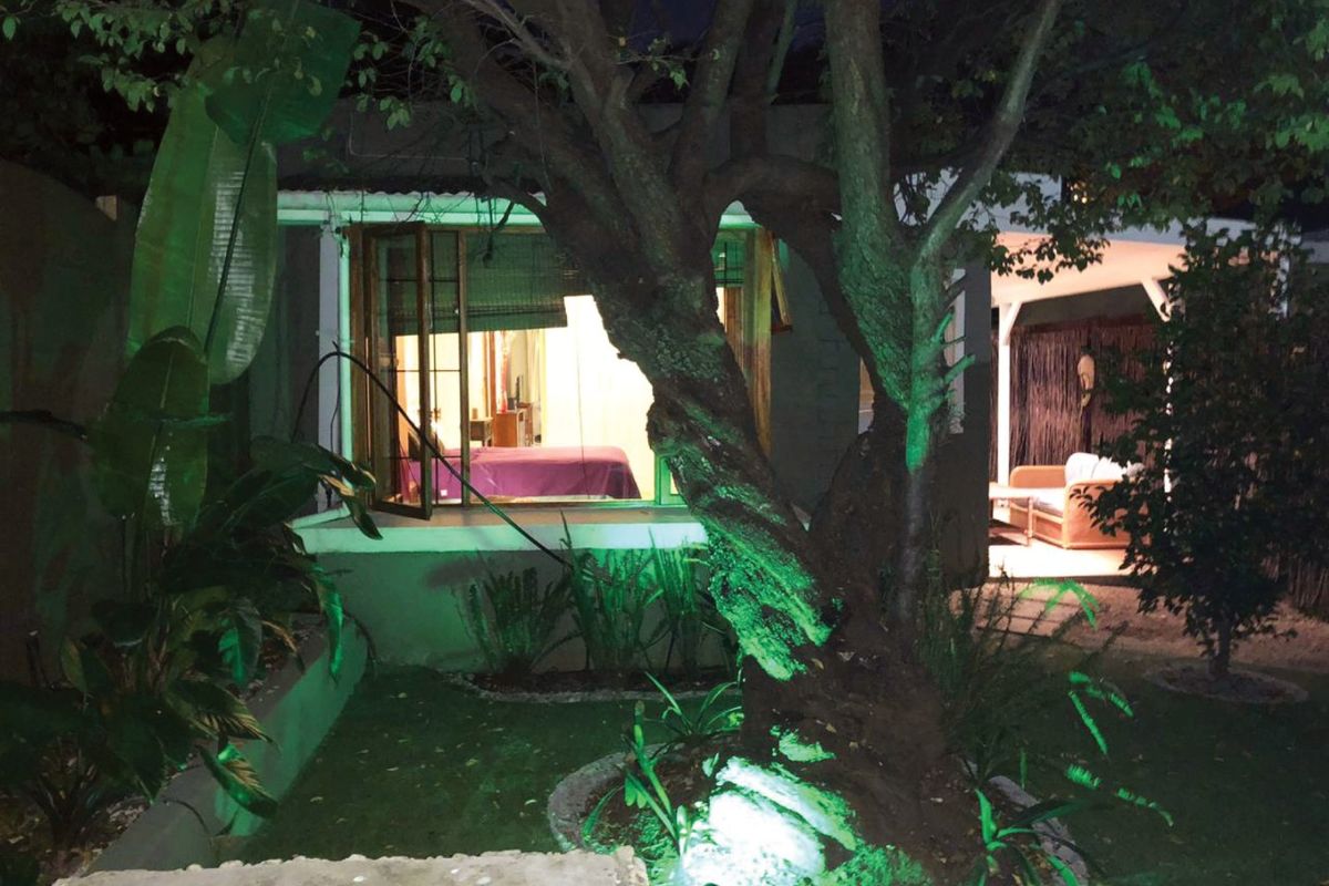 Stunning, Cosy, Eclectic Very Spacious Fully Furnished Beautiful Garden Views Cottage Water and Wi-fi Included=Prepaid Electricity-Cat Pet Friendly - Photo 3
