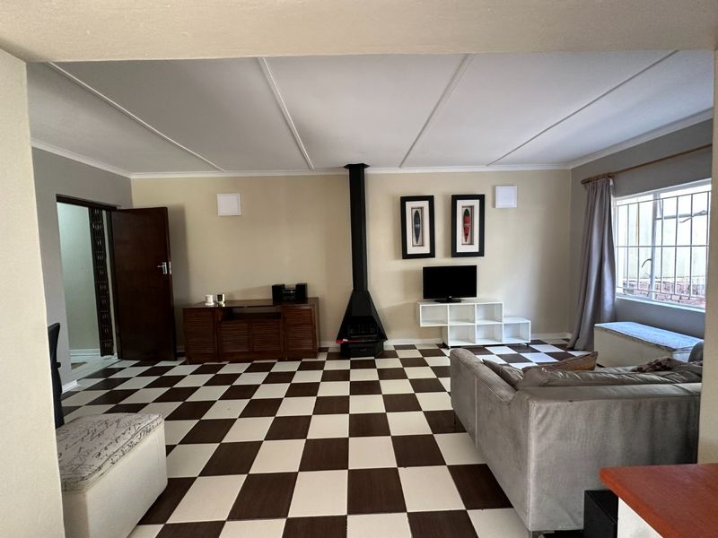 Stunning, Cosy, Eclectic Very Spacious Fully Furnished Beautiful Garden Views Cottage Water and Wi-fi Included=Prepaid Electricity-Cat Pet Friendly - Photo 3