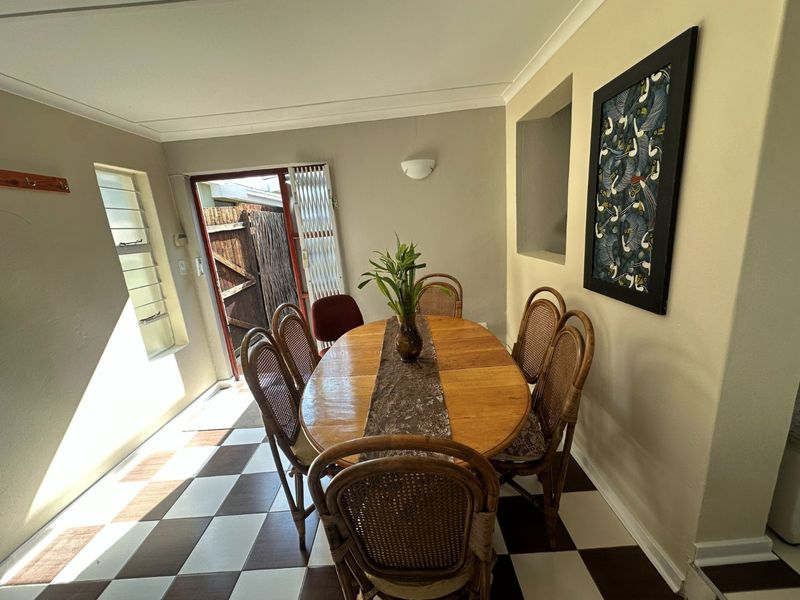 Stunning, Cosy, Eclectic Very Spacious Fully Furnished Beautiful Garden Views Cottage Water and Wi-fi Included=Prepaid Electricity-Cat Pet Friendly - Photo 10