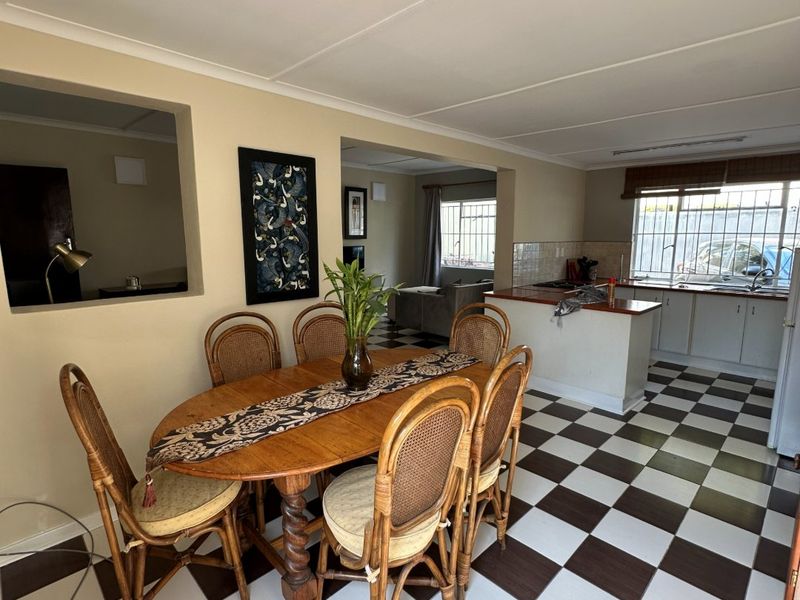Stunning, Cosy, Eclectic Very Spacious Fully Furnished Beautiful Garden Views Cottage Water and Wi-fi Included=Prepaid Electricity-Cat Pet Friendly - Photo 9