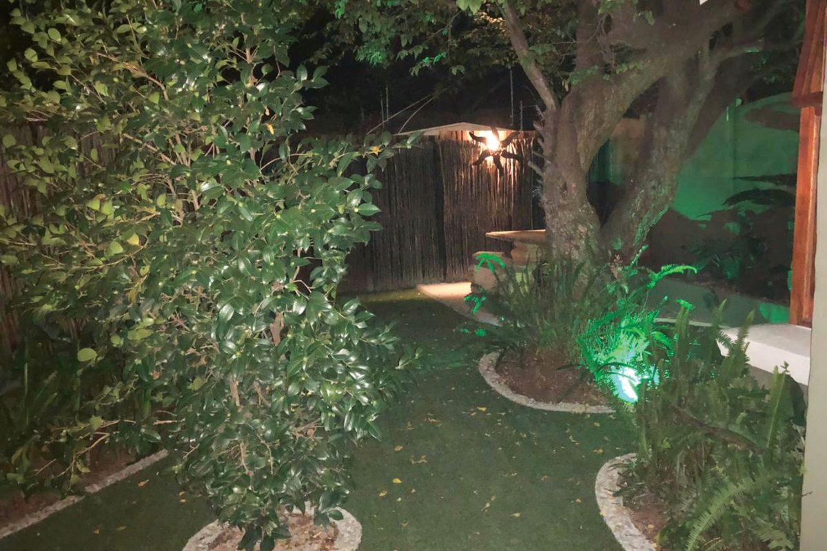 Stunning, Cosy, Eclectic Very Spacious Fully Furnished Beautiful Garden Views Cottage Water and Wi-fi Included=Prepaid Electricity-Cat Pet Friendly - Photo 2