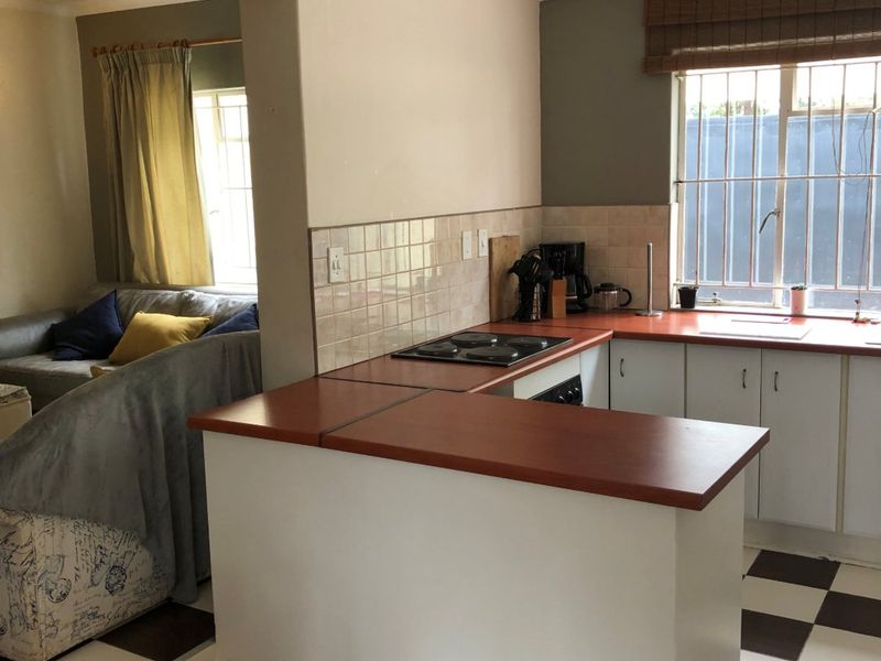 Stunning, Cosy, Eclectic Very Spacious Fully Furnished Beautiful Garden Views Cottage Water and Wi-fi Included=Prepaid Electricity-Cat Pet Friendly - Photo 8