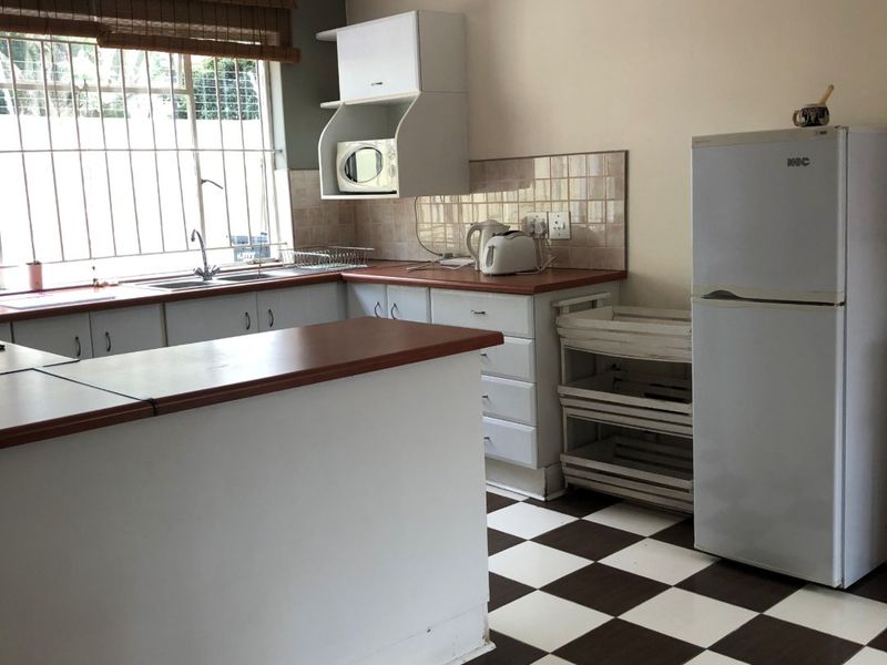 Stunning, Cosy, Eclectic Very Spacious Fully Furnished Beautiful Garden Views Cottage Water and Wi-fi Included=Prepaid Electricity-Cat Pet Friendly - Photo 6