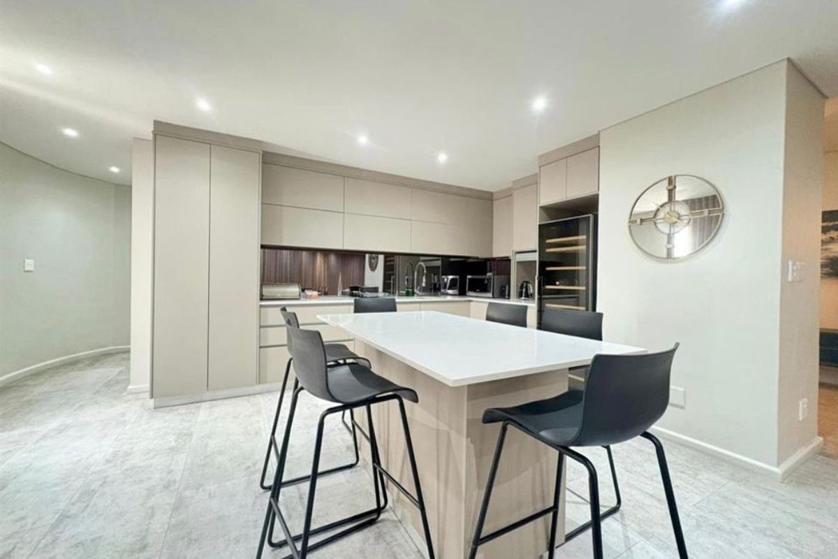 Skyline Masterpiece: 454m2 Ultra-Luxury Penthouse with Iconic Table Mountain & Ocean Views  - Photo 2