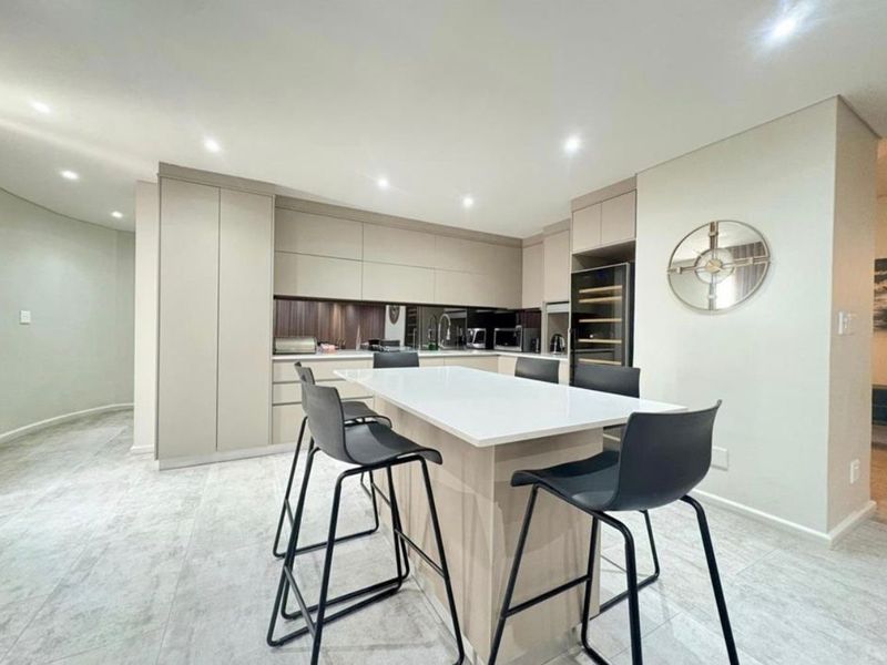 Skyline Masterpiece: 454m2 Ultra-Luxury Penthouse with Iconic Table Mountain & Ocean Views  - Photo 2