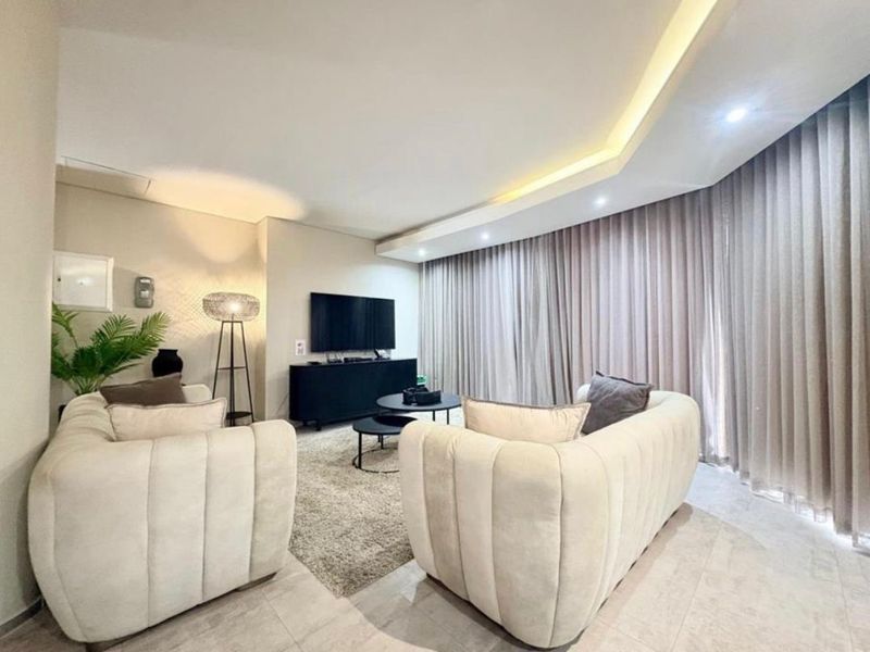 Skyline Masterpiece: 454m2 Ultra-Luxury Penthouse with Iconic Table Mountain & Ocean Views  - Photo 7