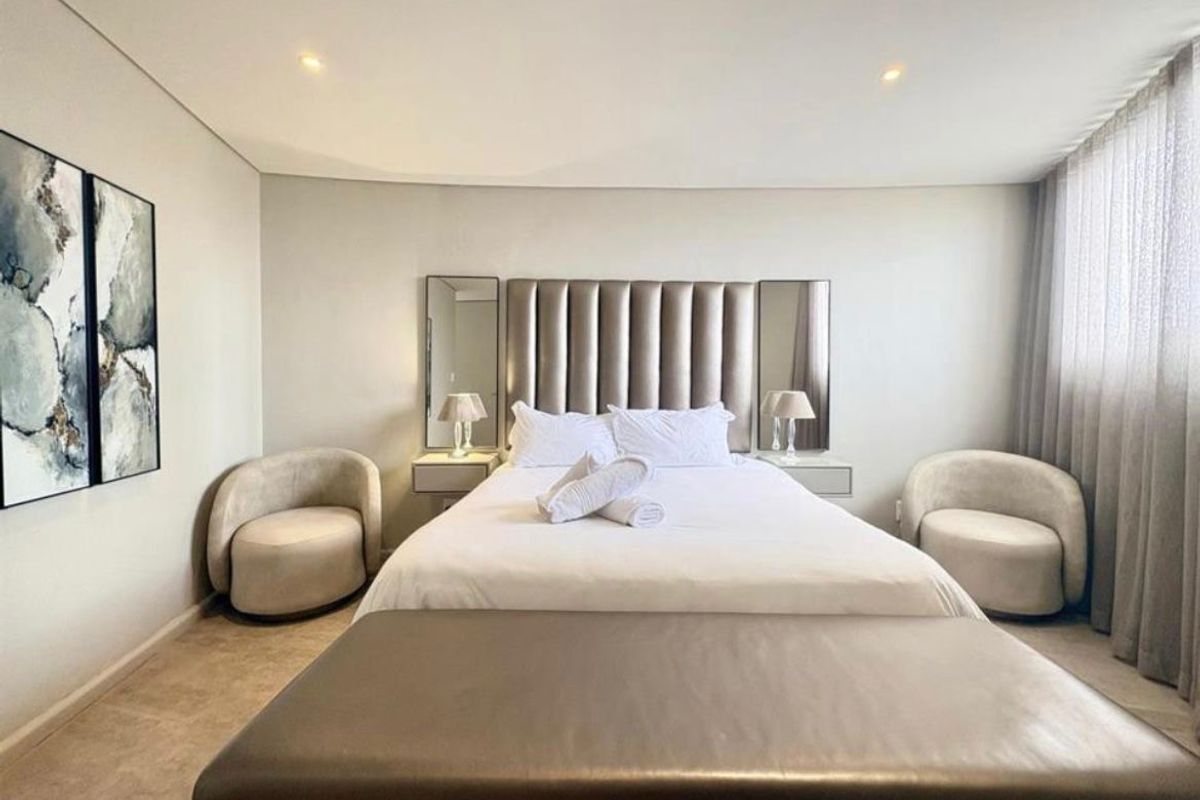 Skyline Masterpiece: 454m2 Ultra-Luxury Penthouse with Iconic Table Mountain & Ocean Views  - Photo 3