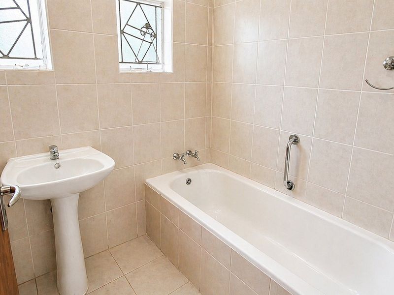 3-Bedroom Family Home for Sale in Sasolburg – Walking Distance to Schools & Town - Photo 9