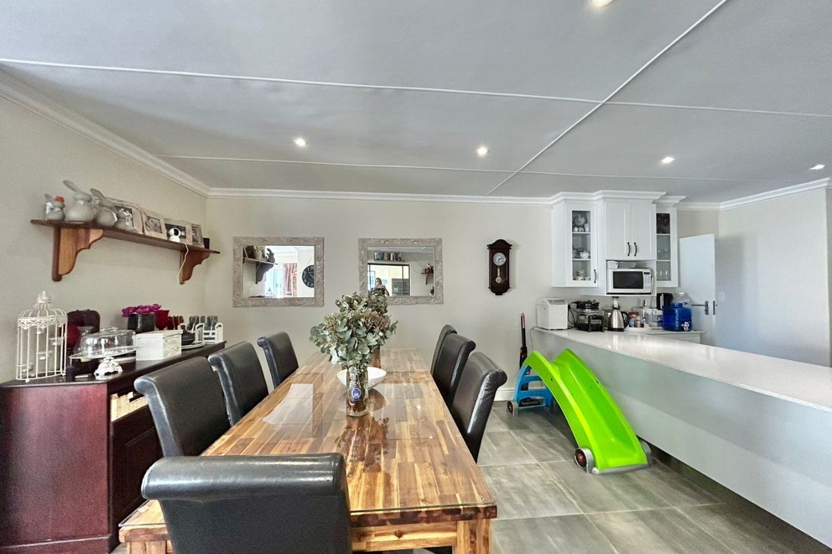 Charming 3 bed home in Fountains Estate Jeffreys Bay - Photo 3